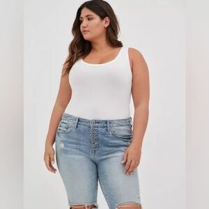 Torrid White scoop neck Racerback Foxy 3x new